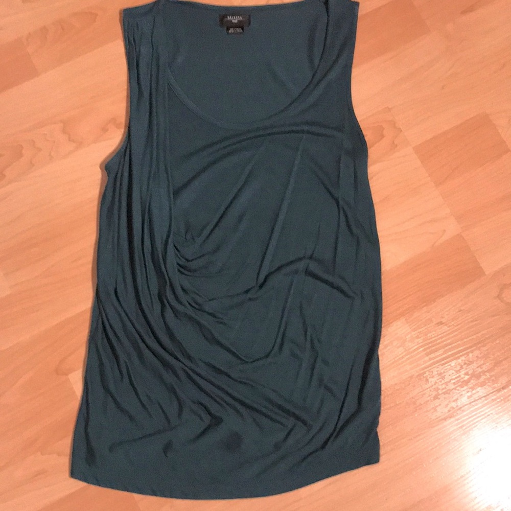 EUC Deletta sleeveless top in size small